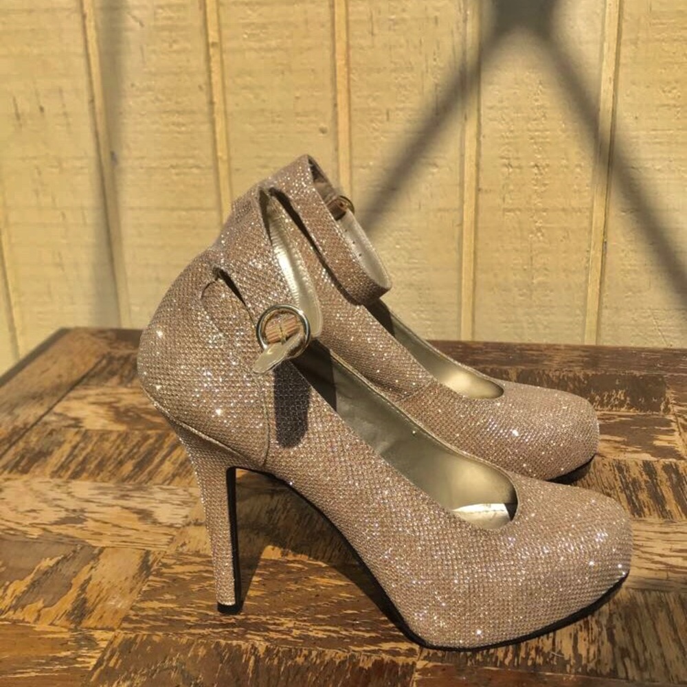 Gold heels. Sparkle pumps